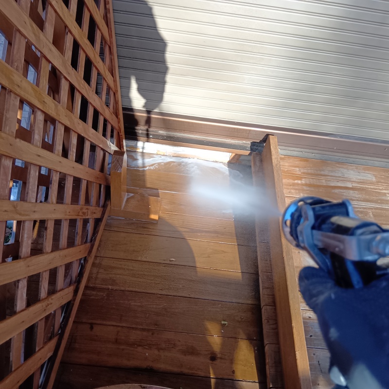 ウッドデッキにシロアリ駆除剤を散布