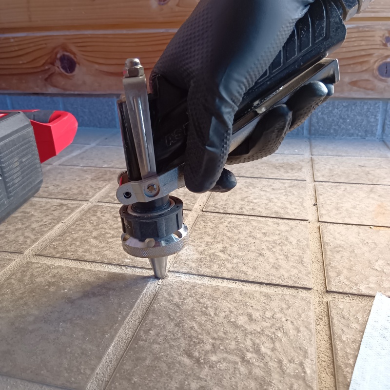 シロアリ駆除剤を注入している様子