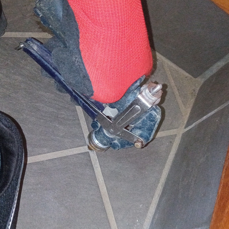 目地に穴を開けて薬剤を注入