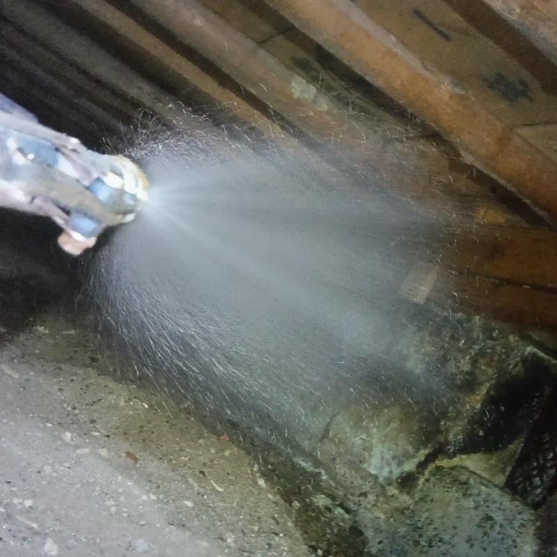 基礎部分に防蟻剤を散布