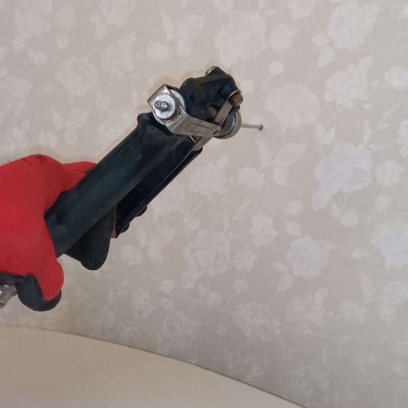 トイレの壁に防蟻剤を注入している様子