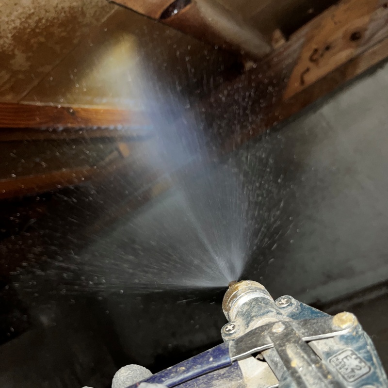 床下の木材にシロアリ駆除剤を散布