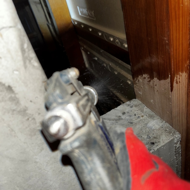 コンクリートにシロアリ駆除剤を散布