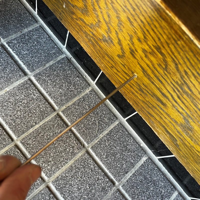 シロアリ駆除剤を注入する様子