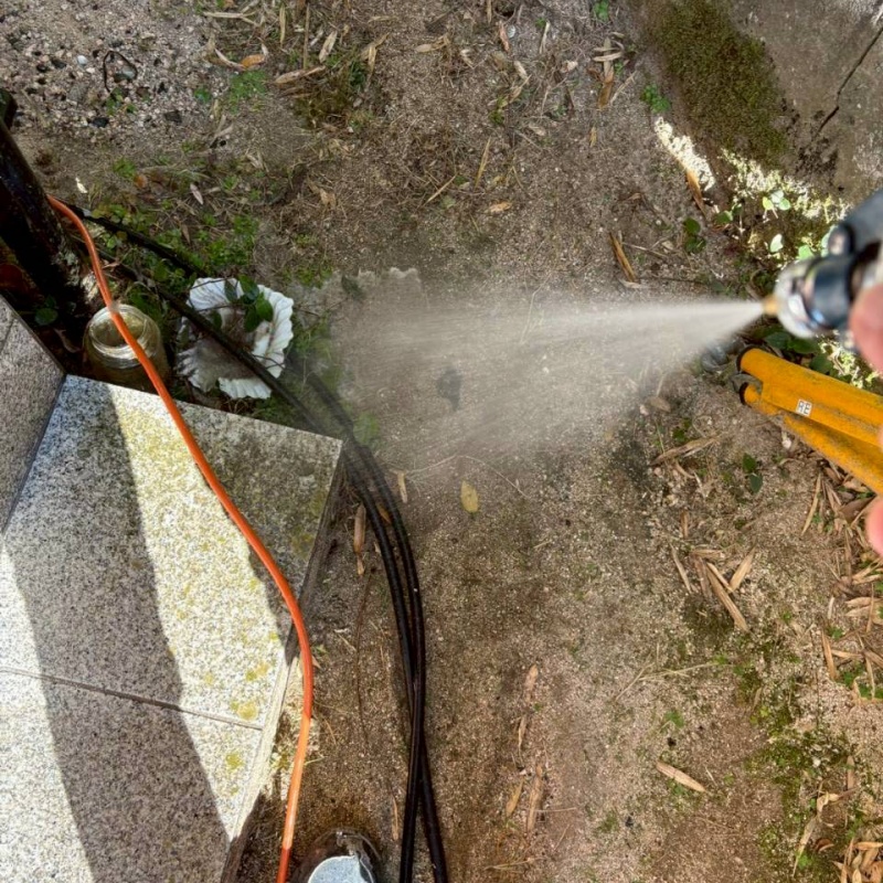 建物の外周に防蟻剤を散布