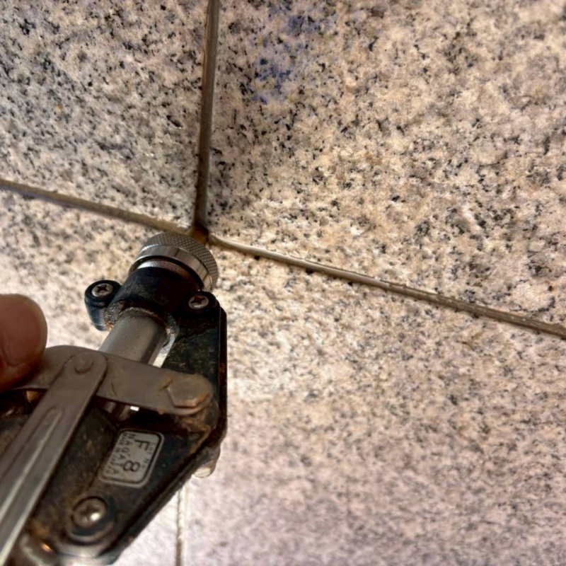 タイルの目地から薬剤を注入