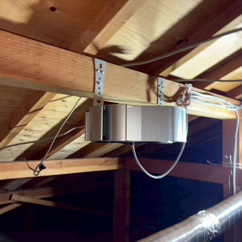 床下に換気扇を設置した様子