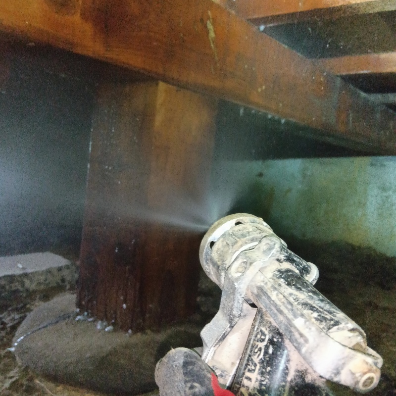 床下の木材に防蟻剤を散布