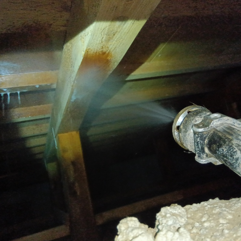 床下の木材に防蟻剤を散布