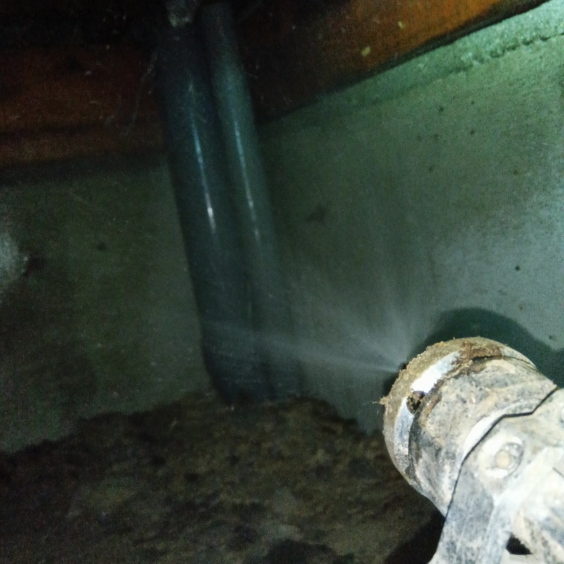 基礎に防蟻剤を吹きつけている様子