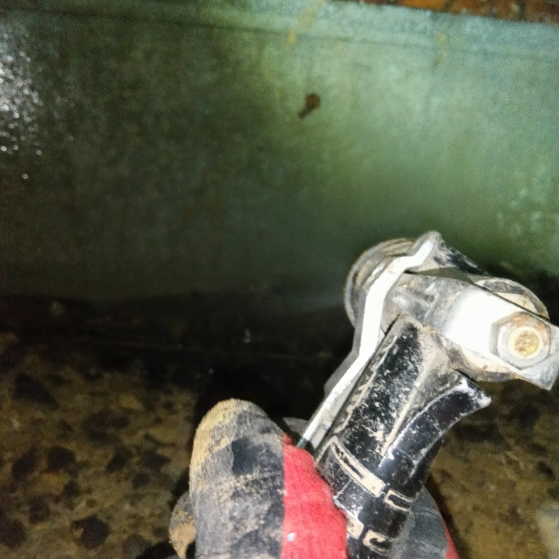 地面に防蟻剤を吹きつけている様子