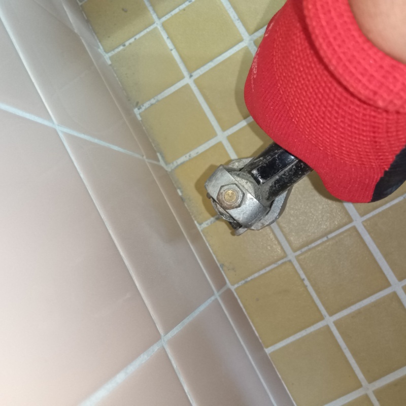 浴室のタイルの目地から薬剤を注入