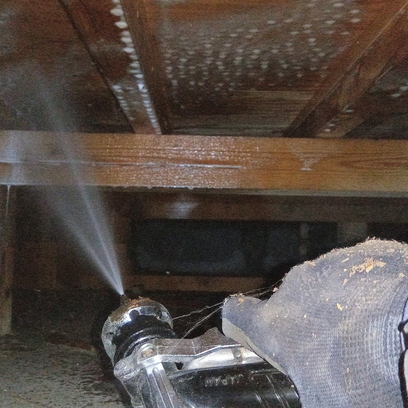 床下の木材に防蟻剤を散布