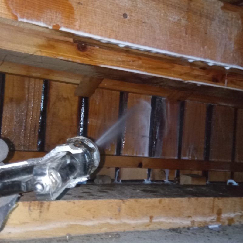 床下の木材に防蟻剤を散布