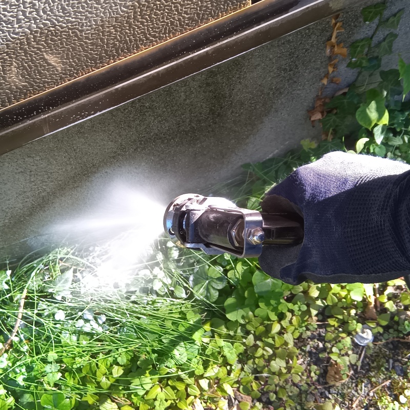 基礎に防蟻剤を吹きつけている様子