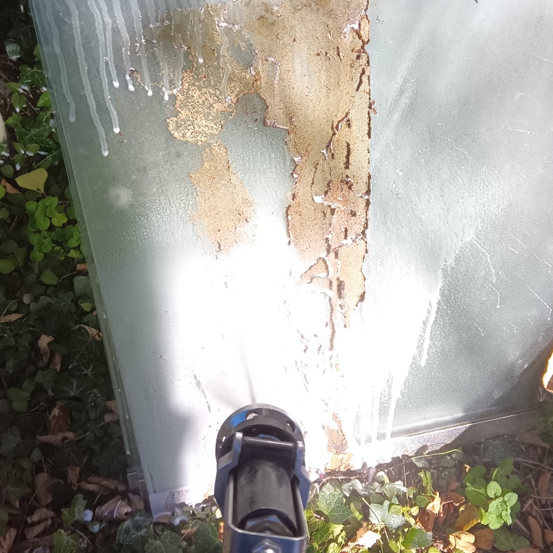 建物外周に防蟻剤を散布