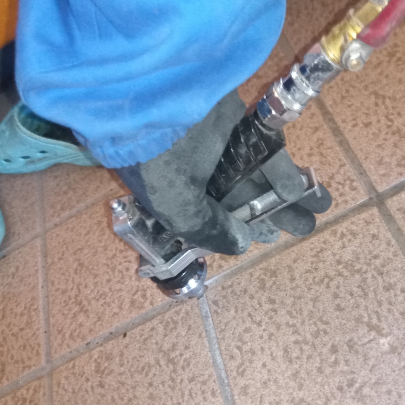 タイルの目地から薬剤を注入