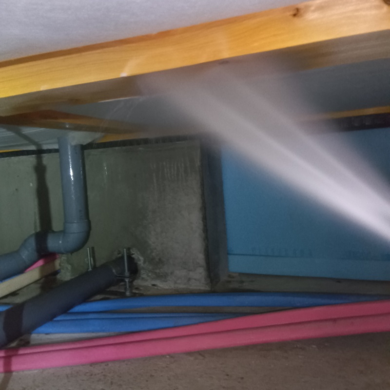 床下の木材に防蟻剤を散布