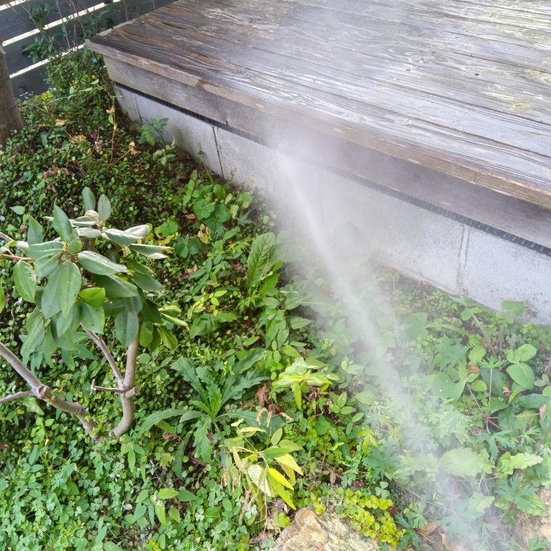 ウッドデッキに防蟻剤を散布