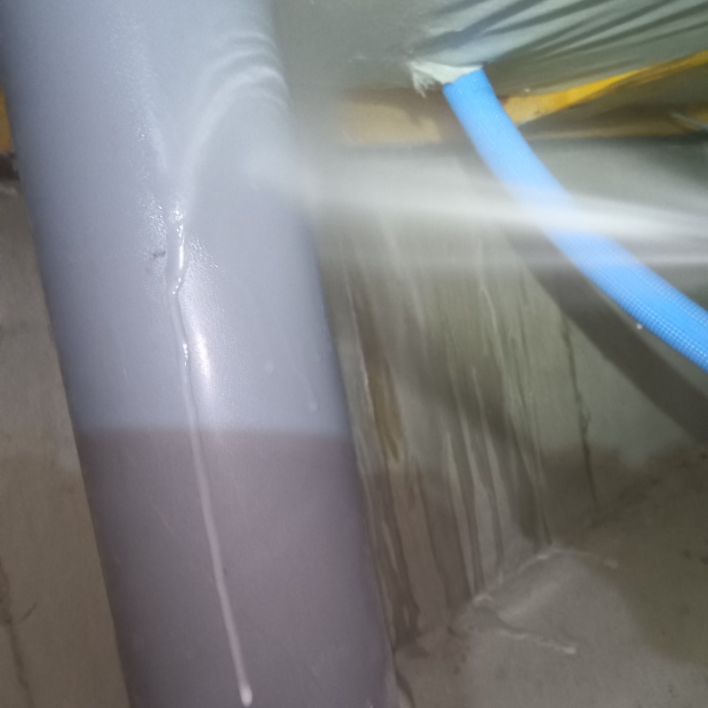 床下の柱に防蟻剤を散布