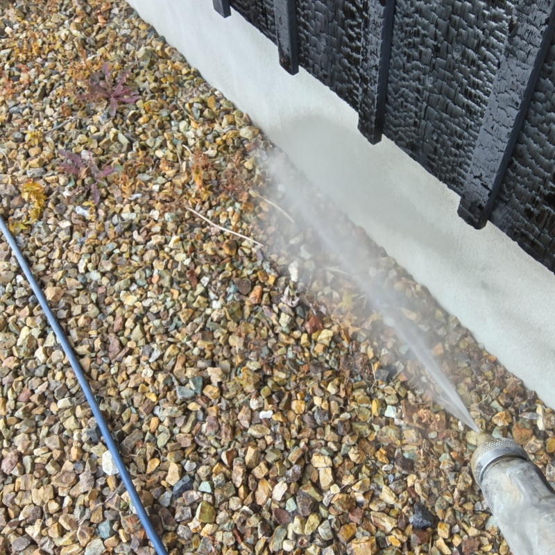 屋外の土壌に防蟻剤を散布