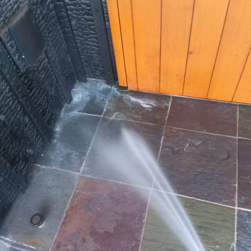 建物外周に防蟻剤を散布