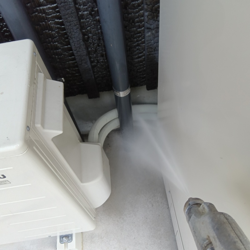 建物外周に防蟻剤を散布