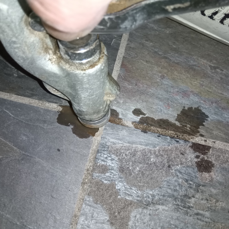 床に穴を開けて防蟻剤を注入