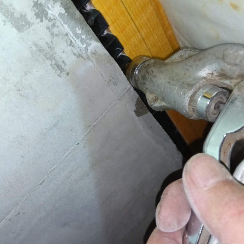 柱に穴を開けて防蟻剤を注入