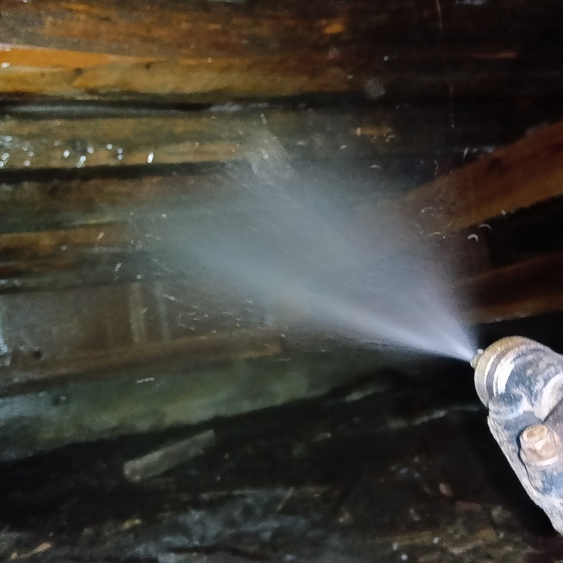 床下の木材にシロアリ駆除剤を散布