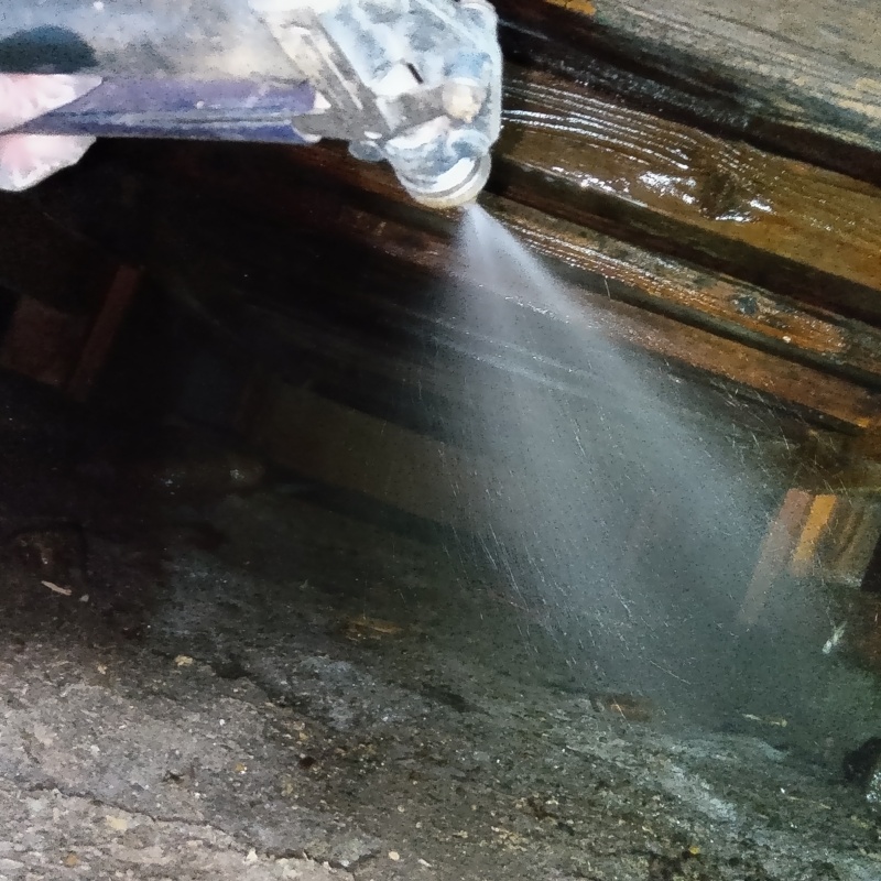 床下の土壌にシロアリ駆除剤を散布