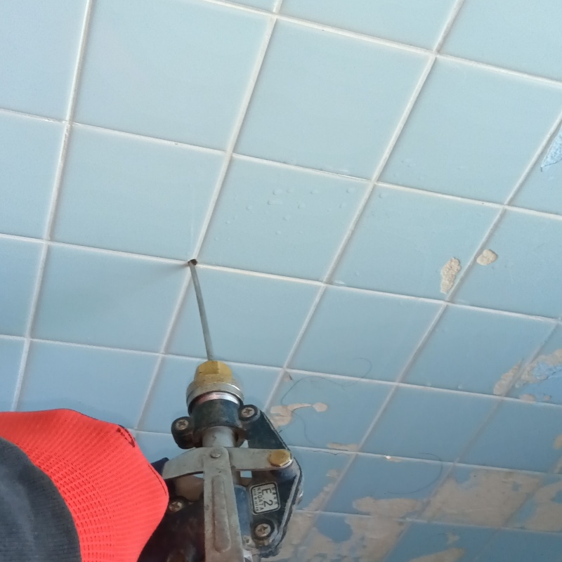 浴室の壁に穴を開けてシロアリ駆除剤を注入