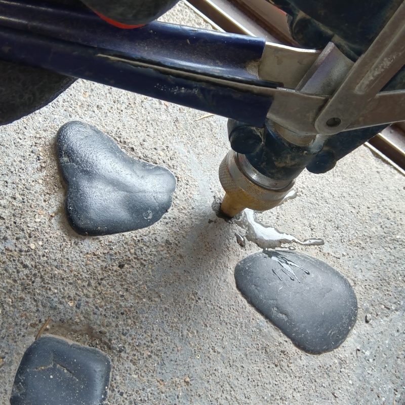 床に穴を開けてシロアリ駆除剤を注入