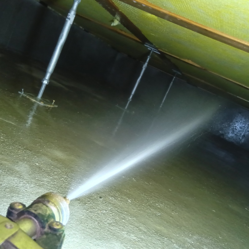 床下の木材に防蟻剤を散布