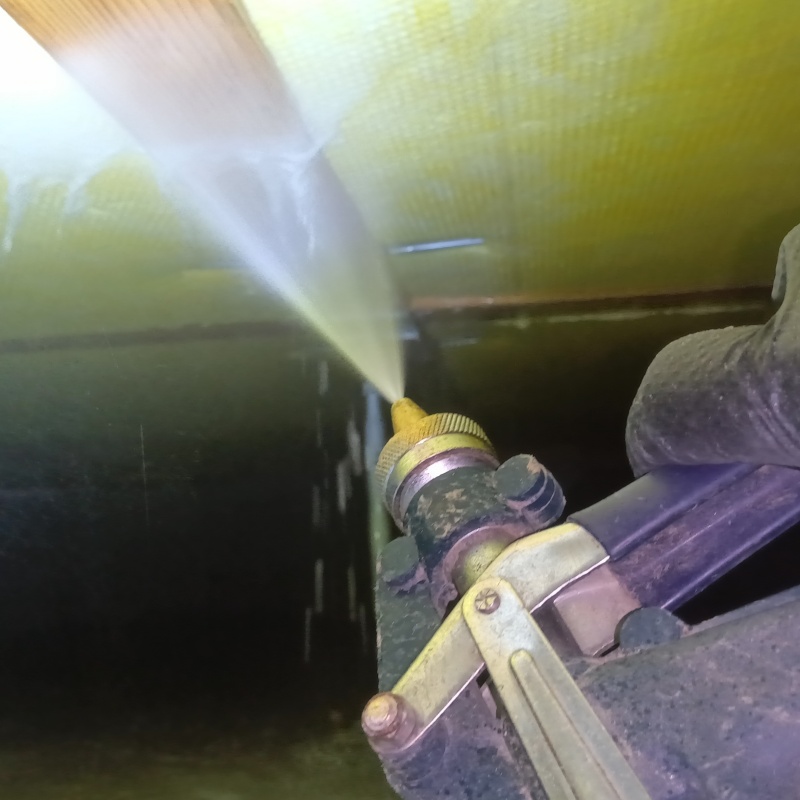 床下の木材に防蟻剤を散布