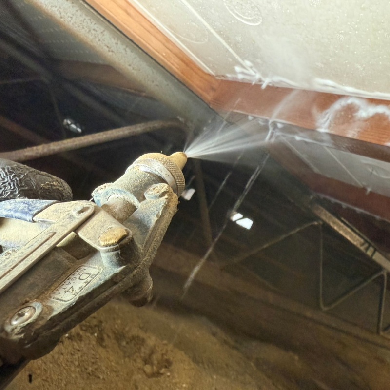 床下の木材にシロアリ駆除剤を散布