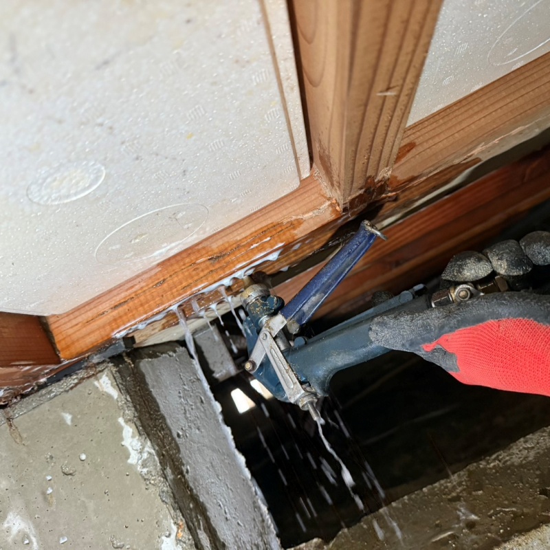 床下の木材にシロアリ駆除剤を散布