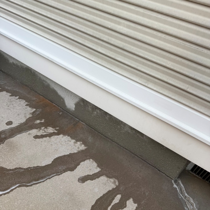 シャッター付近にシロアリ駆除剤を散布した様子