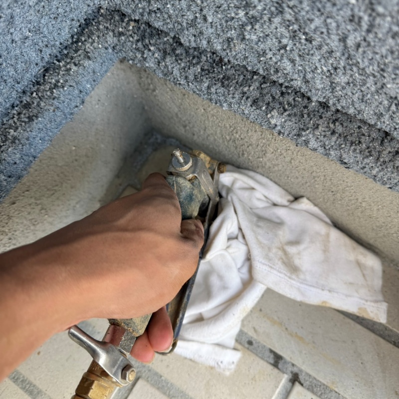 床に穴を開けてシロアリ駆除剤を注入