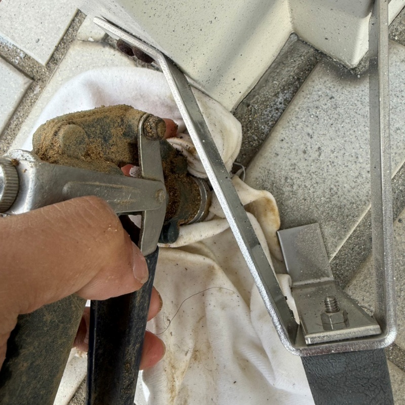 床に穴を開けてシロアリ駆除剤を注入