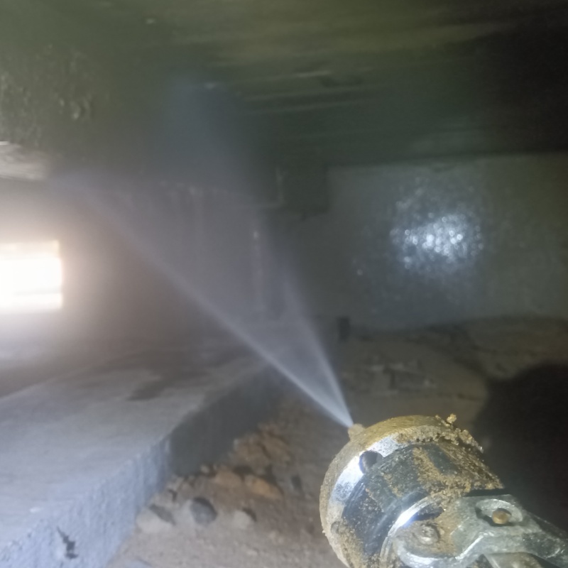 床下の木材にシロアリ駆除剤を散布