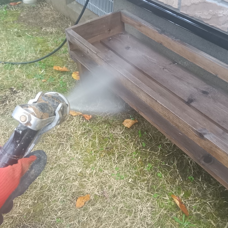 ウッドデッキにシロアリ駆除剤を散布