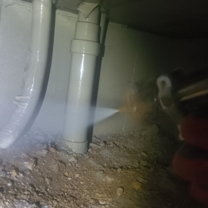 床下の土壌にシロアリ駆除剤を散布