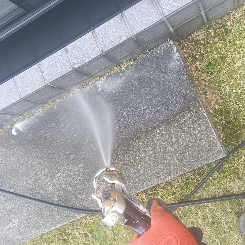 建物外周にシロアリ駆除剤を散布