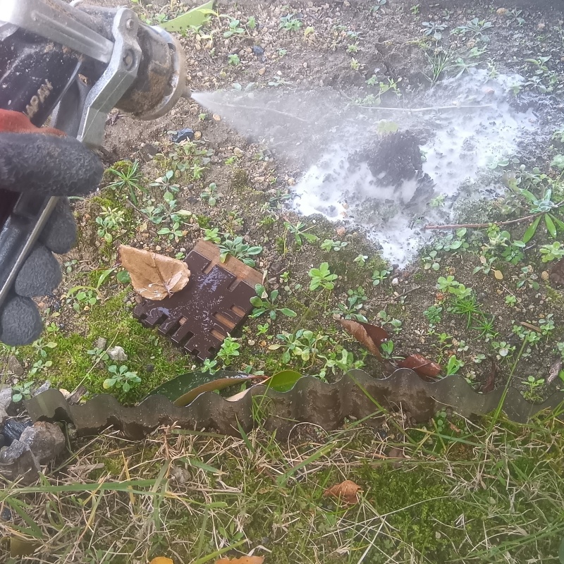 建物外周にシロアリ駆除剤を散布