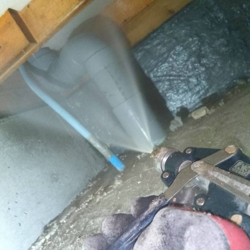 床下の木材に防蟻剤を散布