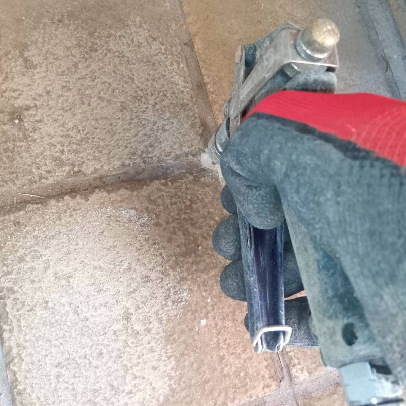 床に穴を開けて防蟻剤を注入