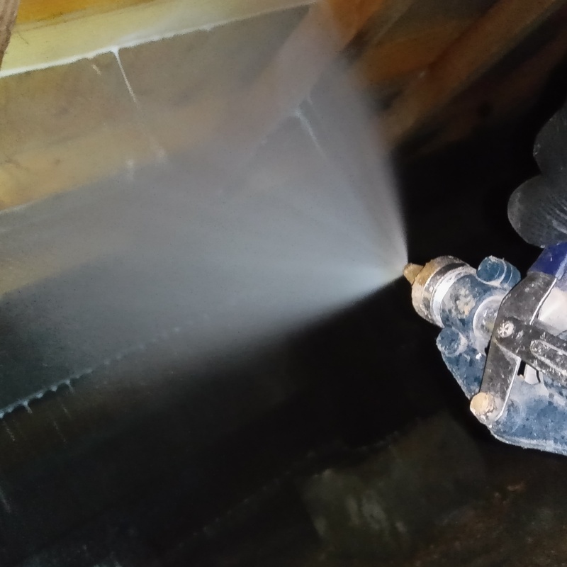 床下の木材にシロアリ駆除剤を散布