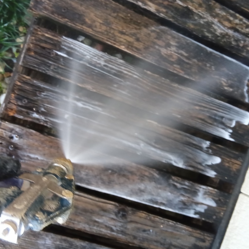 ウッドデッキにシロアリ駆除剤を散布