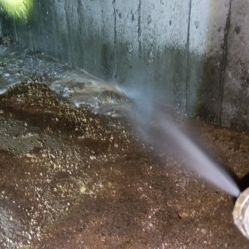 床下の土壌にシロアリ駆除剤を散布